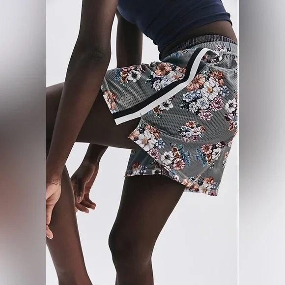 Free People When In Venice Printed Shorts in Granny Floral Motif Size M. NWT - Picture 2 of 11